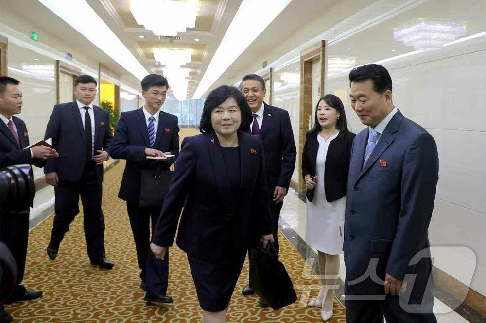 본문 이미지 - (평양 노동신문=뉴스1) = 북한 노동당 기관지 노동신문은 최선희 외무상 일행이 중국을 방문하기 위해 전날인 27일 전용기로 평양에서 출발했다고 28일 보도했다. [국내에서만 사용가능. 재배포 금지. DB 금지. For Use Only in the Republic of Korea. Redistribution Prohibited] rodongphoto@news1.kr