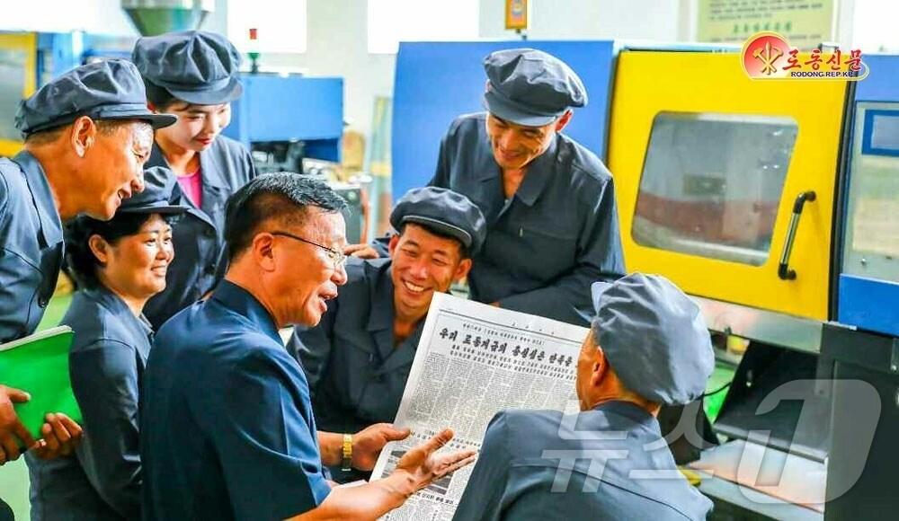 본문 이미지 - &#40;평양 노동신문=뉴스1&#41; = 북한 노동당 기관지 노동신문은 28일 평양전기건재공장 초급당일꾼&#40;간부&#41;들이 종업원들을 상대로 정치사업을 벌이고 있다고 보도했다. [국내에서만 사용가능. 재배포 금지. DB 금지. For Use Only in the Republic of Korea. Redistribution Prohibited] rodongphoto@news1.kr