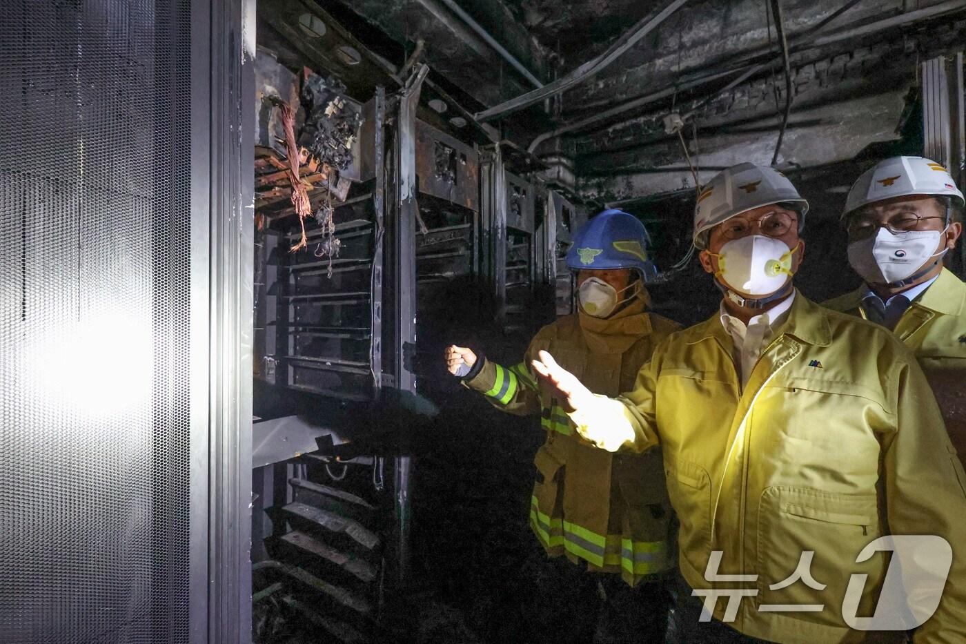 김민석 국무총리가 지난 27일 대전 유성구 국가정보자원관리원 화재 현장을 찾아 피해 현황을 둘러보는 모습. (총리실 제공. 재판매 및 DB 금지) 2025.9.28/뉴스1 ⓒ News1 임세영 기자