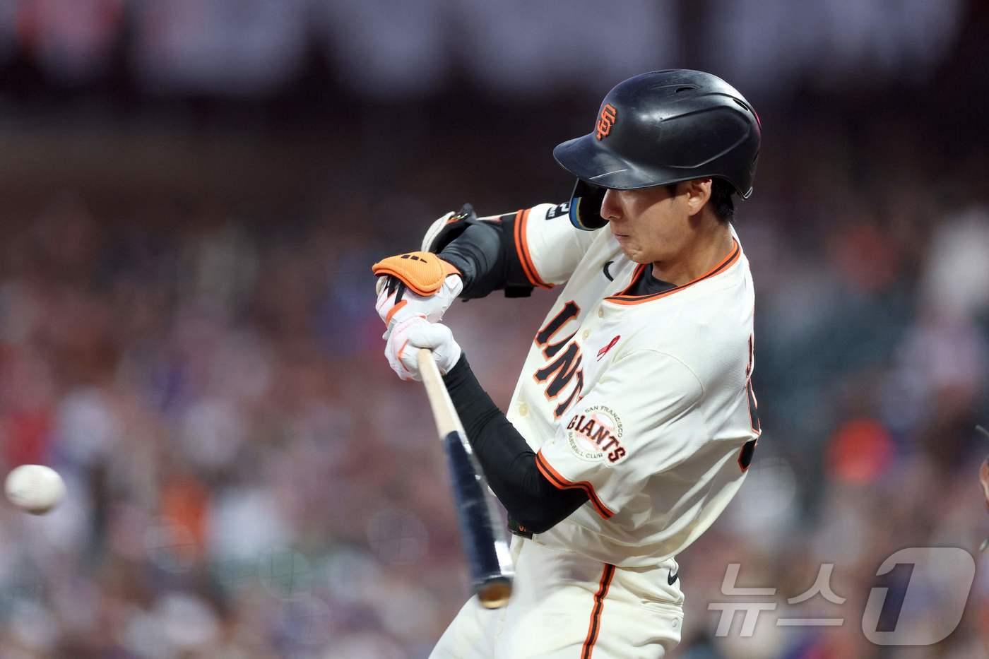 타격하는 이정후. ⓒ AFP=뉴스1