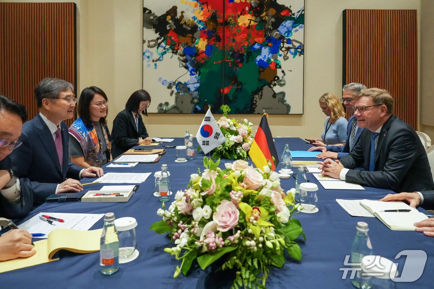 조현 외교부 장관이 제80차 유엔총회 고위급 회기 주간 참석 계기 27일&#40;현지시간&#41; 요한 바데풀 독일 외교장관과 첫 회담을 가졌다. 2025.09.28.&#40;외교부 제공&#41; 