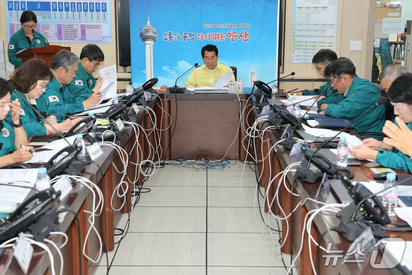 본문 이미지 - 나동연 시장이 전날 재난안전대책본부 상황실에서 긴급 대책회의를 주재하고 있다.(양산시 제공. 재판매 및 DB금지)