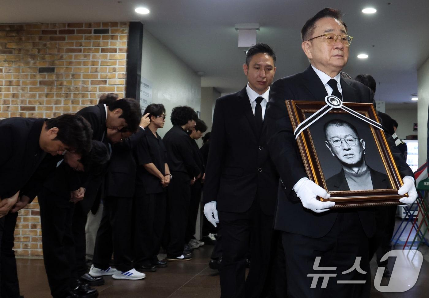 28일 서울 영등포구 여의도 KBS '개그콘서트' 녹화 세트장에서 열린 코미디언 고(故) 전유성의 노제에서 영정이 운구되고 있다. 2025.9.28/뉴스1 ⓒ News1 김명섭 기자