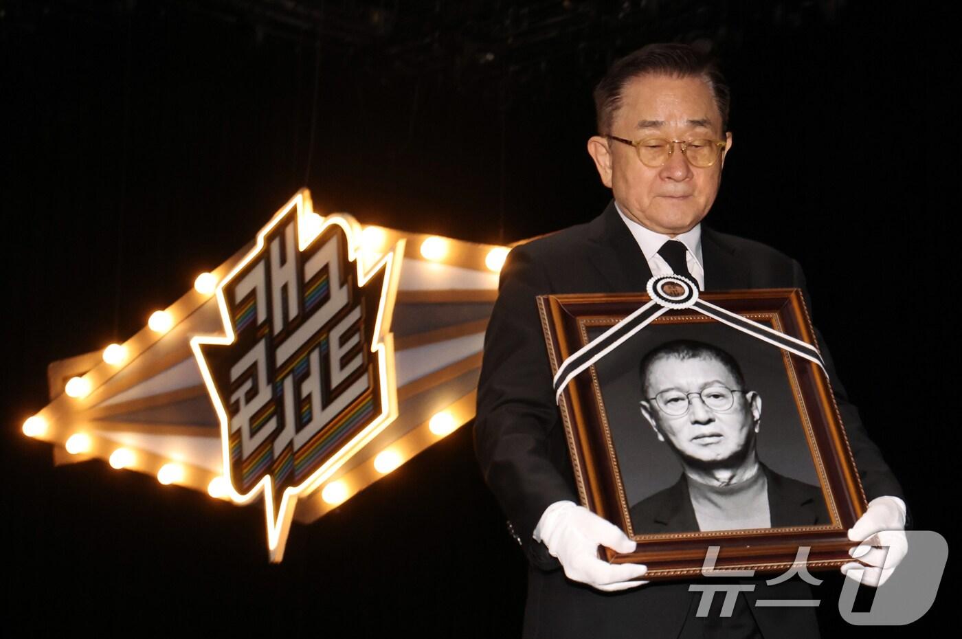 28일 서울 영등포구 여의도 KBS 개그콘서트 녹화 세트장에서 열린 코미디언 고&#40;故&#41; 전유성의 노제에서 영정이 운구되고 있다. 2025.9.28/뉴스1 ⓒ News1 김명섭 기자