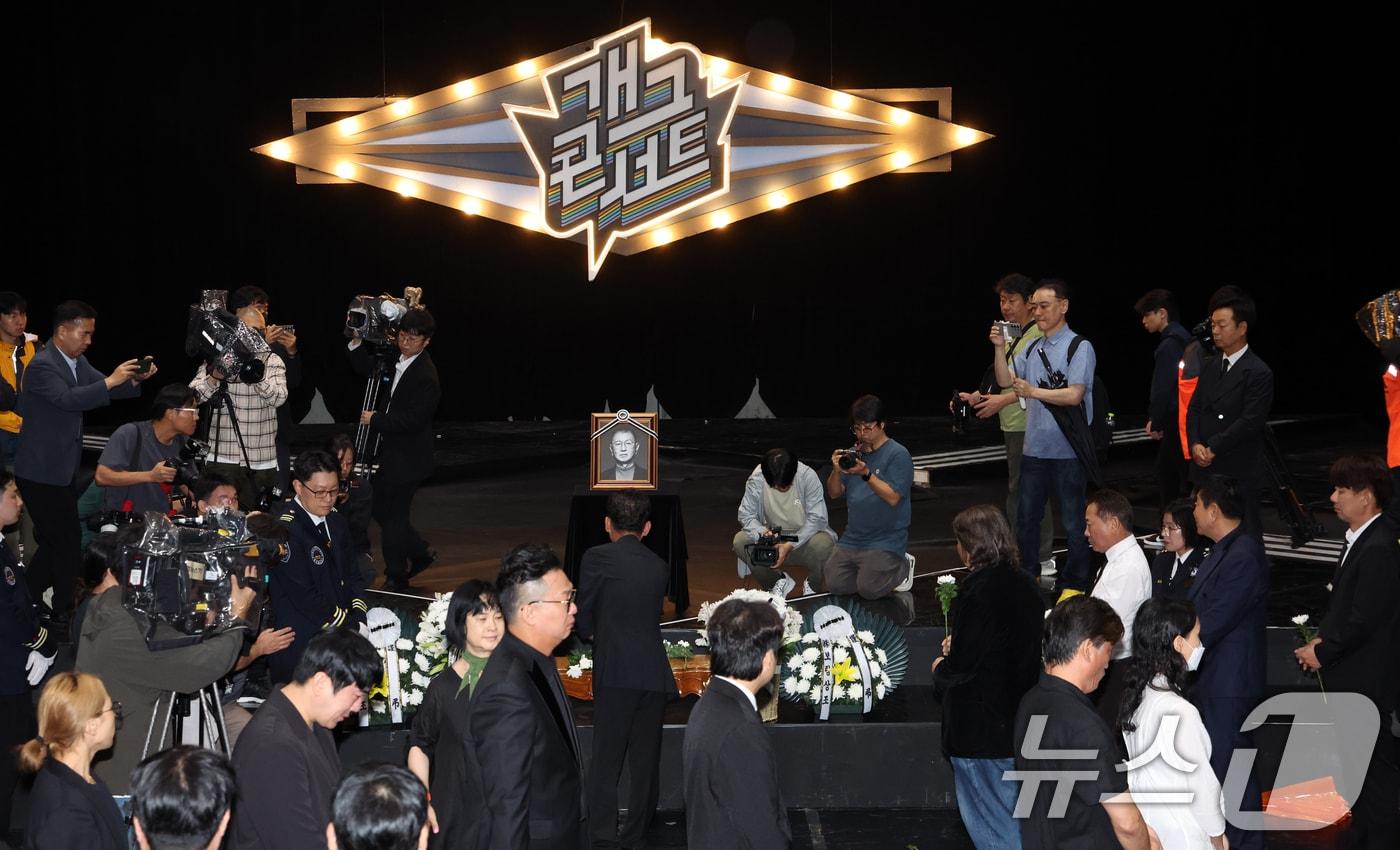28일 서울 영등포구 여의도 KBS 개그콘서트 녹화 세트장에서 열린 코미디언 고(故) 전유성의 노제에서 후배 코미디언들이 헌화를 하고 있다. 2025.9.28/뉴스1 ⓒ News1 김명섭 기자
