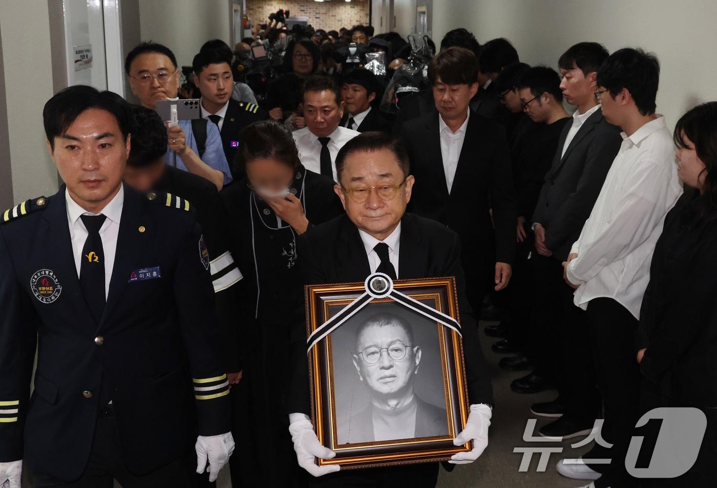 28일 서울 영등포구 여의도 KBS 개그콘서트 녹화 세트장에서 열린 코미디언 고&#40;故&#41; 전유성의 노제에서 영정이 운구되고 있다. 2025.9.28/뉴스1 ⓒ News1 김명섭 기자