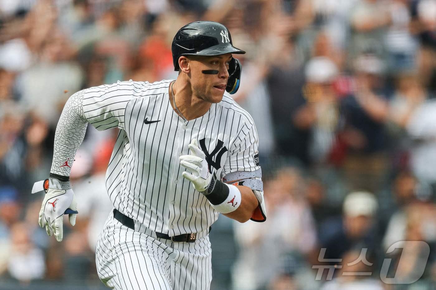 뉴욕 양키스 애런 저지가 28일&#40;한국시간&#41; 열린 2025 메이저리그 볼티모어 오리올스전에서 시즌 53호 홈런을 터뜨려 팀의 6-1 승리를 이끌었다. ⓒ AFP=뉴스1