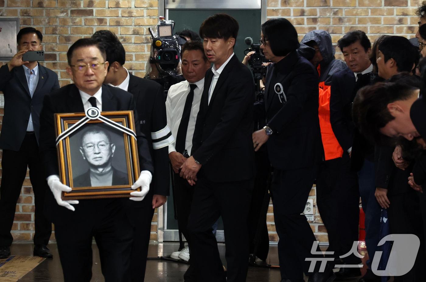 28일 서울 영등포구 여의도 KBS 개그콘서트 녹화 세트장에서 열린 코미디언 고&#40;故&#41; 전유성의 노제에서 영정이 운구되고 있다. 2025.9.28/뉴스1 ⓒ News1 김명섭 기자