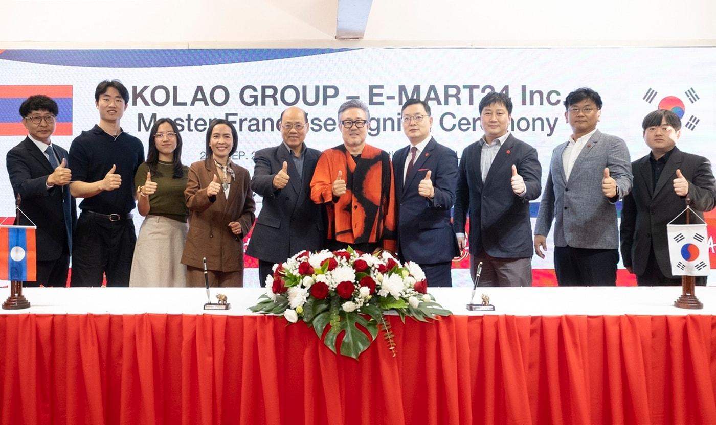 이마트24가 지난 25일 라오스 비엔티안 코라오그룹 본사에서 이마트24 강인석 상무&#40;오른쪽에서 네번째&#41;, 코라오그룹 오세영 회장&#40;오른쪽에서 다섯번째&#41;이 라오스 진출을 위한 마스터 프랜차이즈 계약을 체결 후 기념 촬영을 하고 있다.&#40;이마트24 제공&#41;