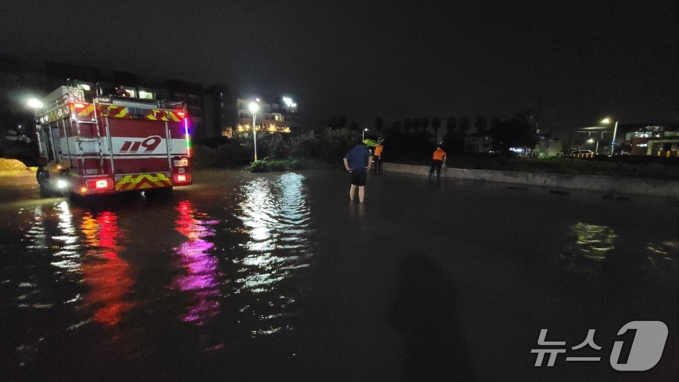 28일 새벽 제주시 도두1동 소재 건물의 주차장이 침수돼 배수작업을 하는 모습.&#40;제주도소방안전본부 제공. 재판매 및 DB 금지&#41;