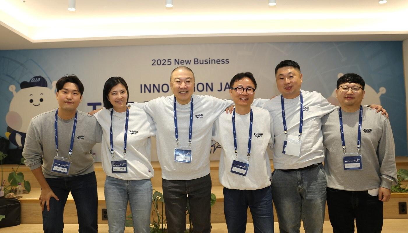 본문 이미지 - 지난 26일 안양 LS타워에서 개최된 'LS 퓨처데이'에서 구자은 LS그룹 회장(왼쪽 세 번째)이 임직원들과 함께 기념사진을 촬영하고 있다(LS 제공). ⓒ 뉴스1