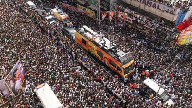 본문 이미지 - 27일&#40;현지시간&#41; 인도 타밀나두주 카루르 지역에서 열린 배우 출신 정치인 조셉 비제이의 집회. 이날 집회에서 압사 사고가 발생해 최소 39명이 사망했다. &#40;사진=엑스&#40;X&#41; 갈무리&#41;