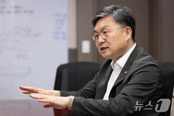 본문 이미지 - 김윤 더불어민주당 의원이 설명을 하고 있다./뉴스1 유승관 기자