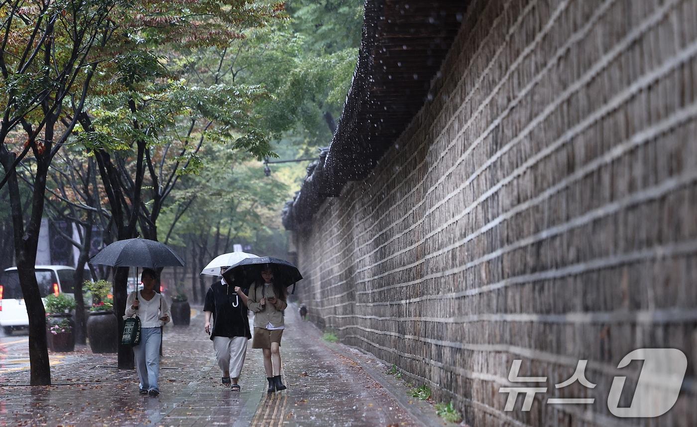 전국적으로 비가 내린 지난달 28일 서울 중구 덕수궁 돌담길에서 시민들이 우산을 쓴 채 발걸음을 옮기고 있다. 2025.9.28/뉴스1 ⓒ News1 김성진 기자