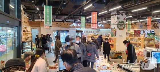 본문 이미지 - 전북 진안군 직영몰인 진안로컬푸드 진안점이 추석을 맞아 특별 할인행사를 진행한다.&#40;진안군제공. 재판매 및 DB금지&#41;2025.9.28/뉴스1