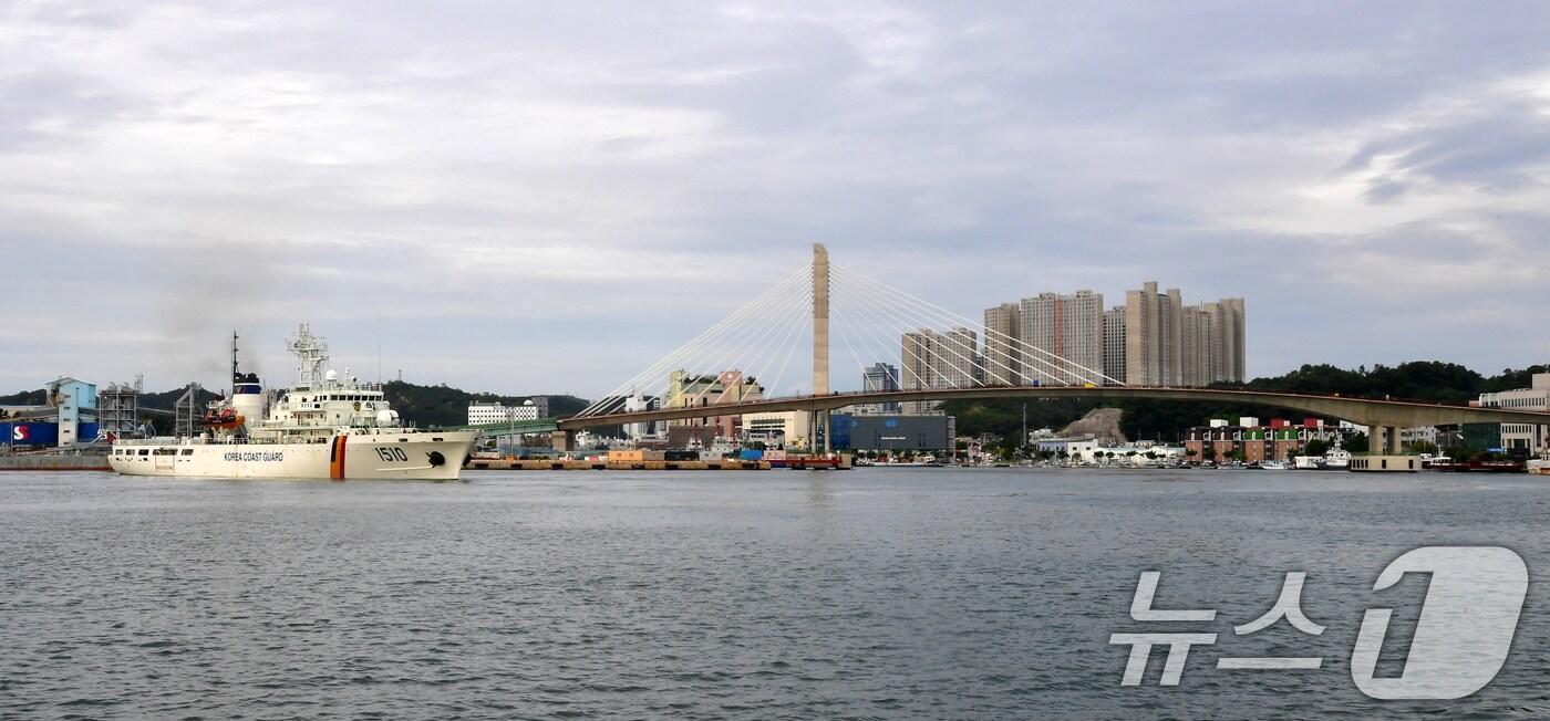 본문 이미지 - 28일 경북 포항시 북구 해오름대교 마무리공사가 한창인 가운데 포항해경 1500톤급 대형함정이 전용부두에서 출항하고 있다. (사진은 기사 내용과 무관함) 2025.9.28/뉴스1 ⓒ News1 최창호 기자