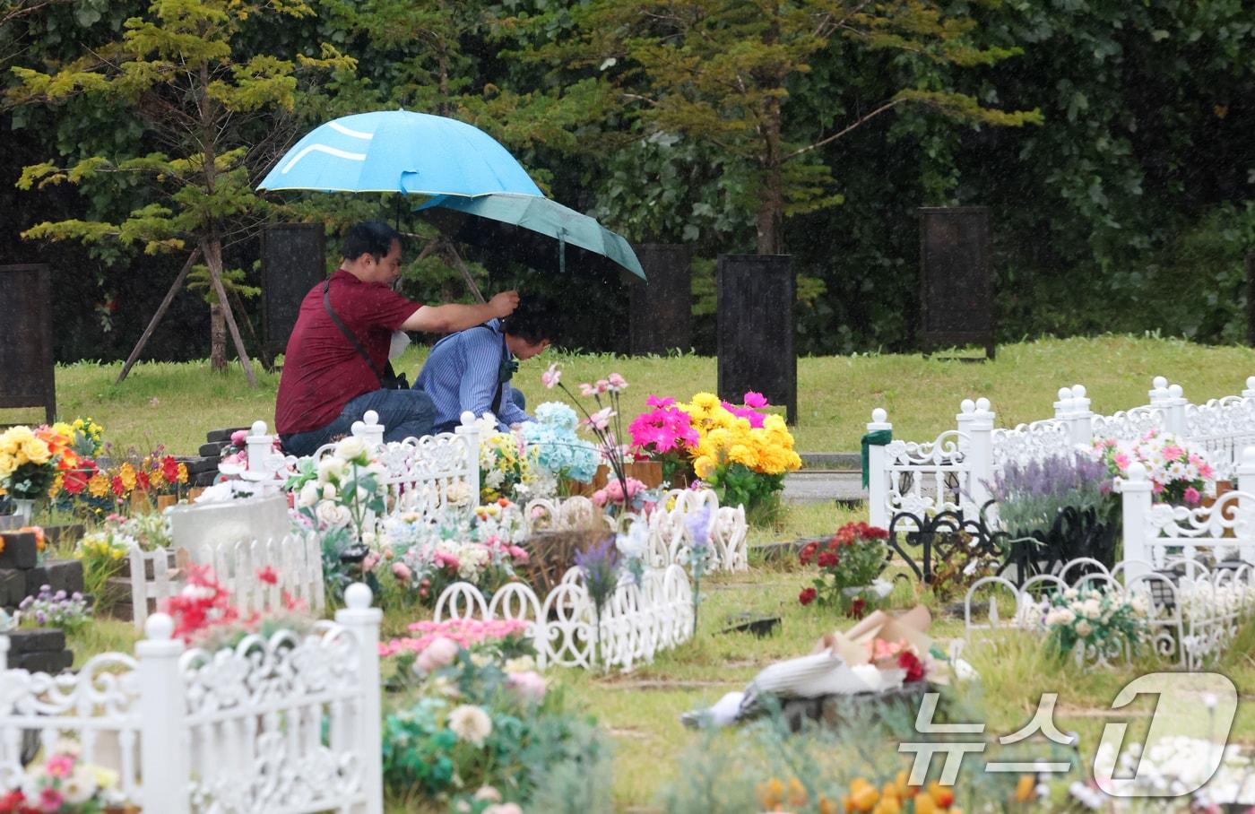 추석 연휴를 앞둔 전날 경기 용인시 처인구 용인 평온의 숲에서 성묘객들이 가족의 묘를 찾아 성묘를 하고 있다./뉴스1 ⓒ News1 김영운 기자