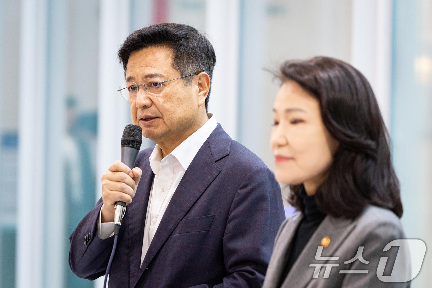 김장겸 국민의힘 의원이 28일 서울 여의도 국회 소통관에서 이진숙 방송통신위원장과 기자회견을 열고 방송미디어통신위원회 설치법 통과에 따른 입장을 밝힌 후 취재진 질문에 답하고 있다. 2025.9.28/뉴스1 ⓒ News1 유승관 기자