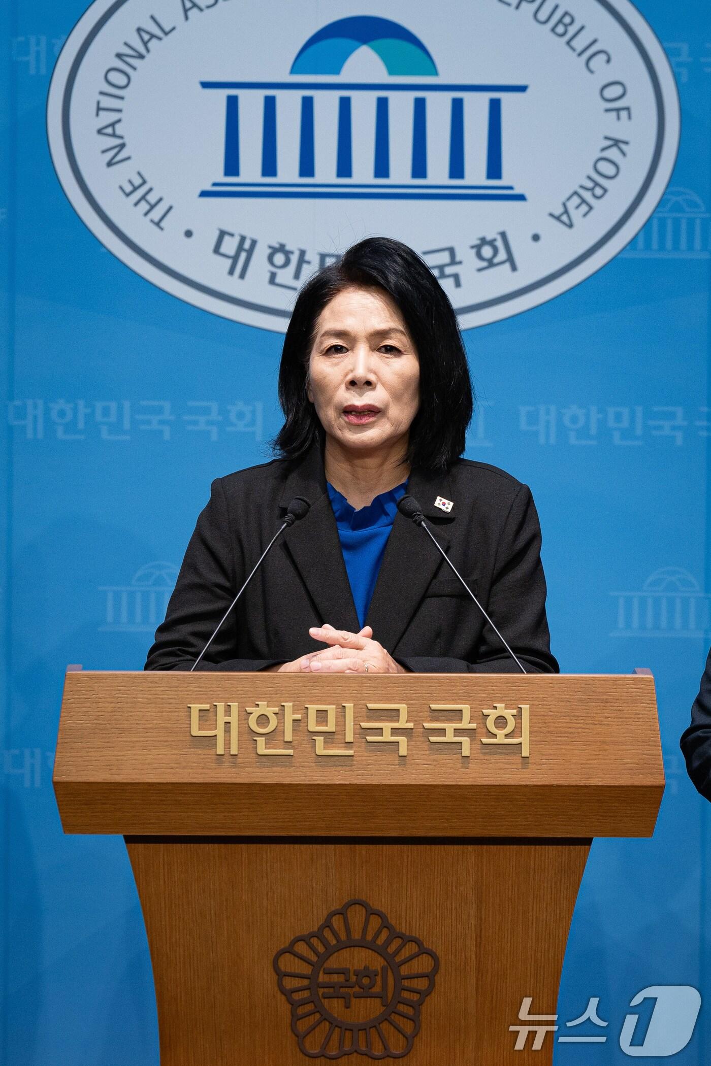 본문 이미지 - 최민희 국회 과학기술정보방송통신위원장과 더불어민주당, 조국혁신당 과방위원들이 28일 서울 여의도 국회 소통관에서 방송미디어통신위원회 설치법 의결 관련 기자회견을 하고 있다. 왼쪽부터 더불어민주당 노종면, 이정헌, 최 위원장, 김현, 이주희, 조국혁신당 이해민 의원. 2025.9.28/뉴스1 ⓒ News1 유승관 기자