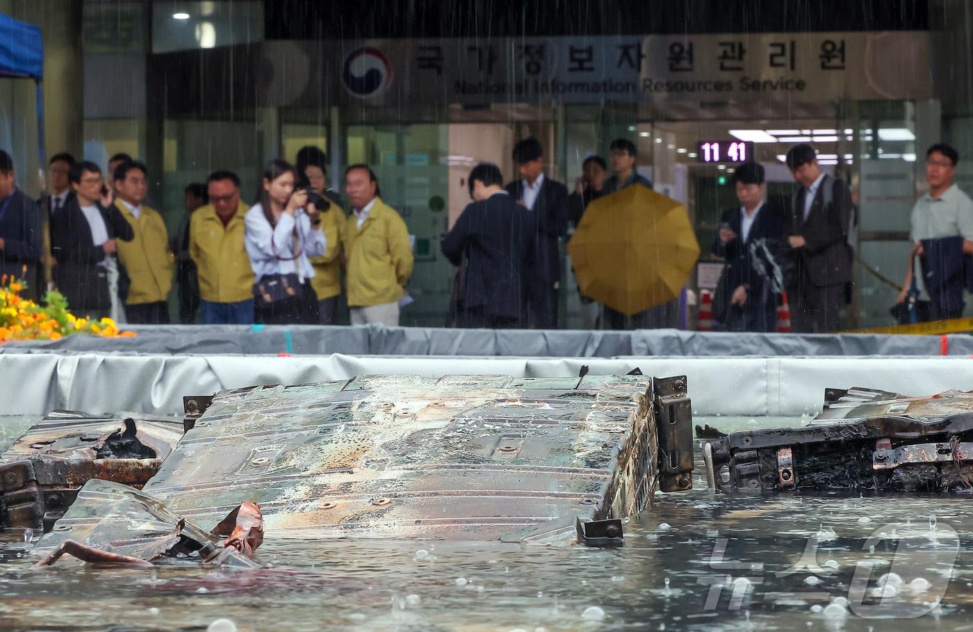 28일 오전 대전 유성구 국가정보자원관리원 화재 현장에 소실된 리튬이온배터리가 소화 수조에 담겨 있다. 2025.9.28/뉴스1 ⓒ News1 김진환 기자