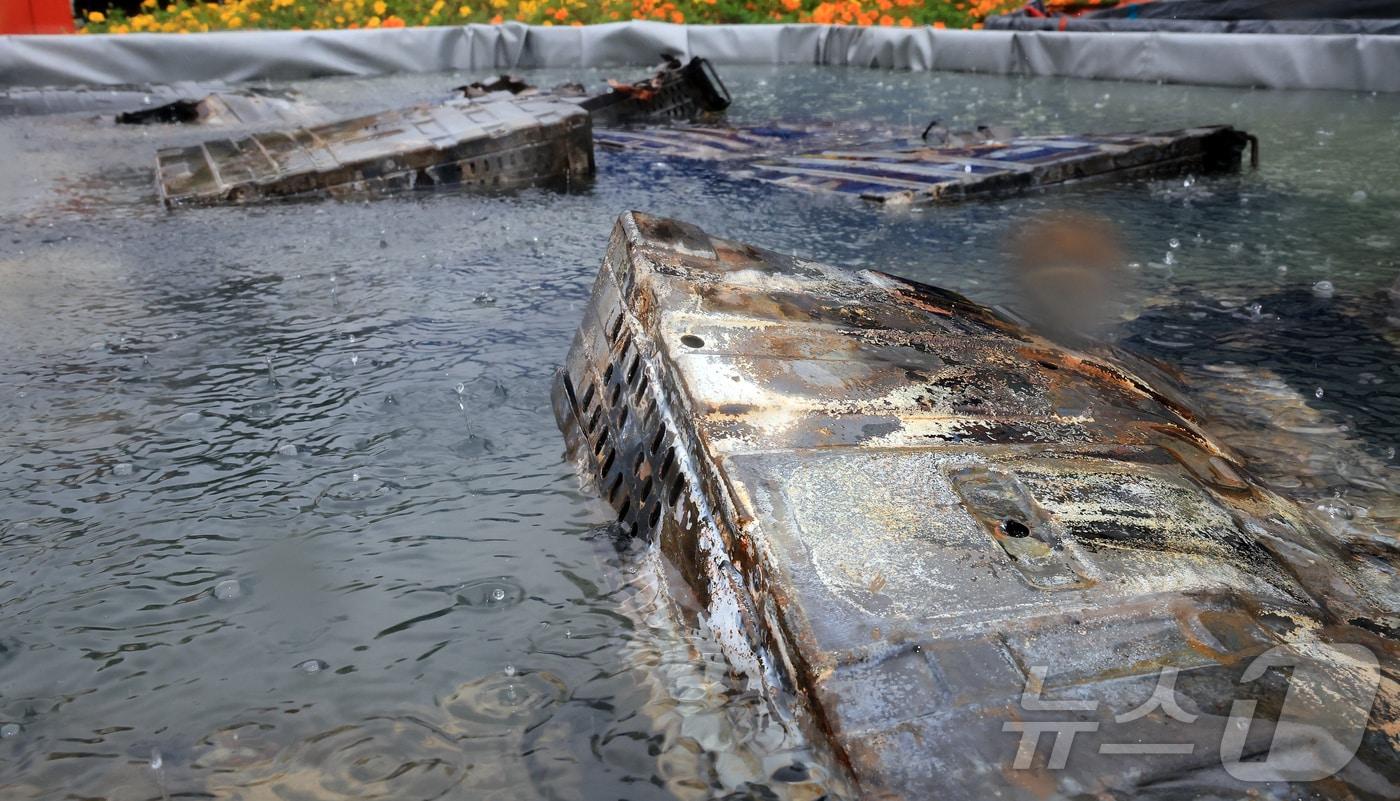 28일 오전 대전 유성구 국가정보자원관리원 화재 현장에 소실된 리튬이온배터리가 소화 수조에 담겨 있다. 2025.9.28/뉴스1 ⓒ News1 김진환 기자