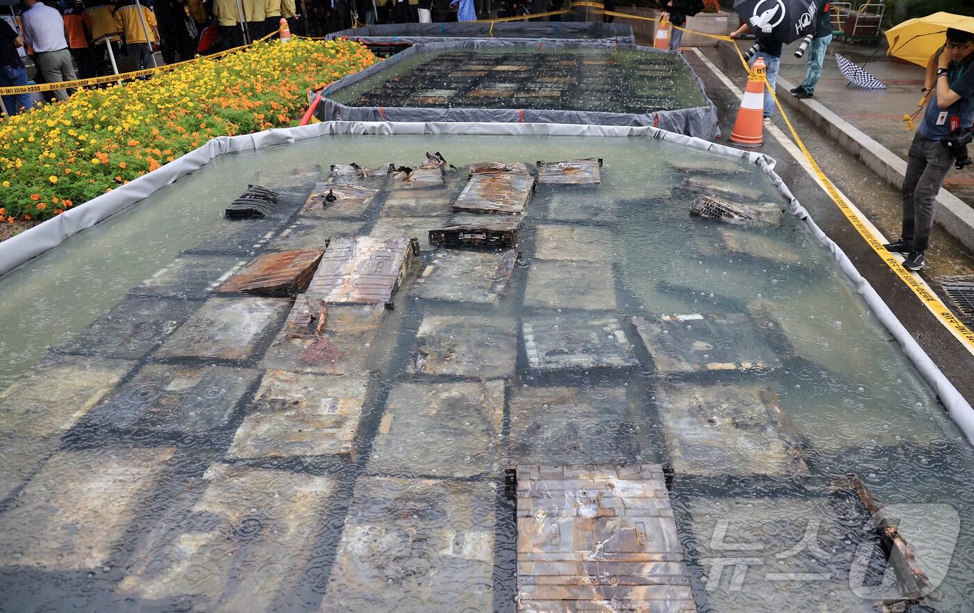 28일 오전 대전 유성구 국가정보자원관리원 화재 현장에 소실된 리튬이온배터리가 소화 수조에 담겨 있다. 2025.9.28/뉴스1 ⓒ News1 김진환 기자