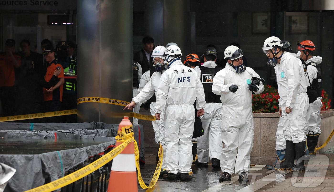 28일 오전 대전경찰청·소방·국립과학수사연구원 등 합동감식반 관계자들이 대전 유성구 국가정보자원관리원&#40;국정자원&#41; 화재현장으로 향하는 중 소화 수조에 담겨있는 리튬이온배터리를 확인하고 있다. 2025.9.28/뉴스1 ⓒ News1 김진환 기자