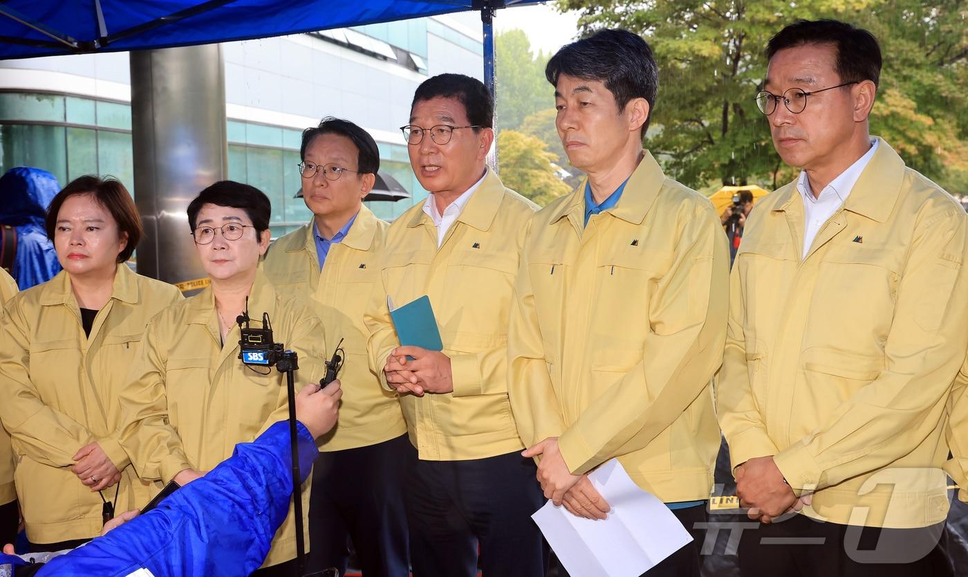 국회 행정안전위원장인 신정훈 더불어민주당 의원을 비롯한 행안위 위원들이 28일 오전 대전 유성구 국가정보자원관리원 화재 현장을 방문해 피해 상황 등을 살핀 뒤 발언하고 있다. 2025.9.28/뉴스1 ⓒ News1 김진환 기자