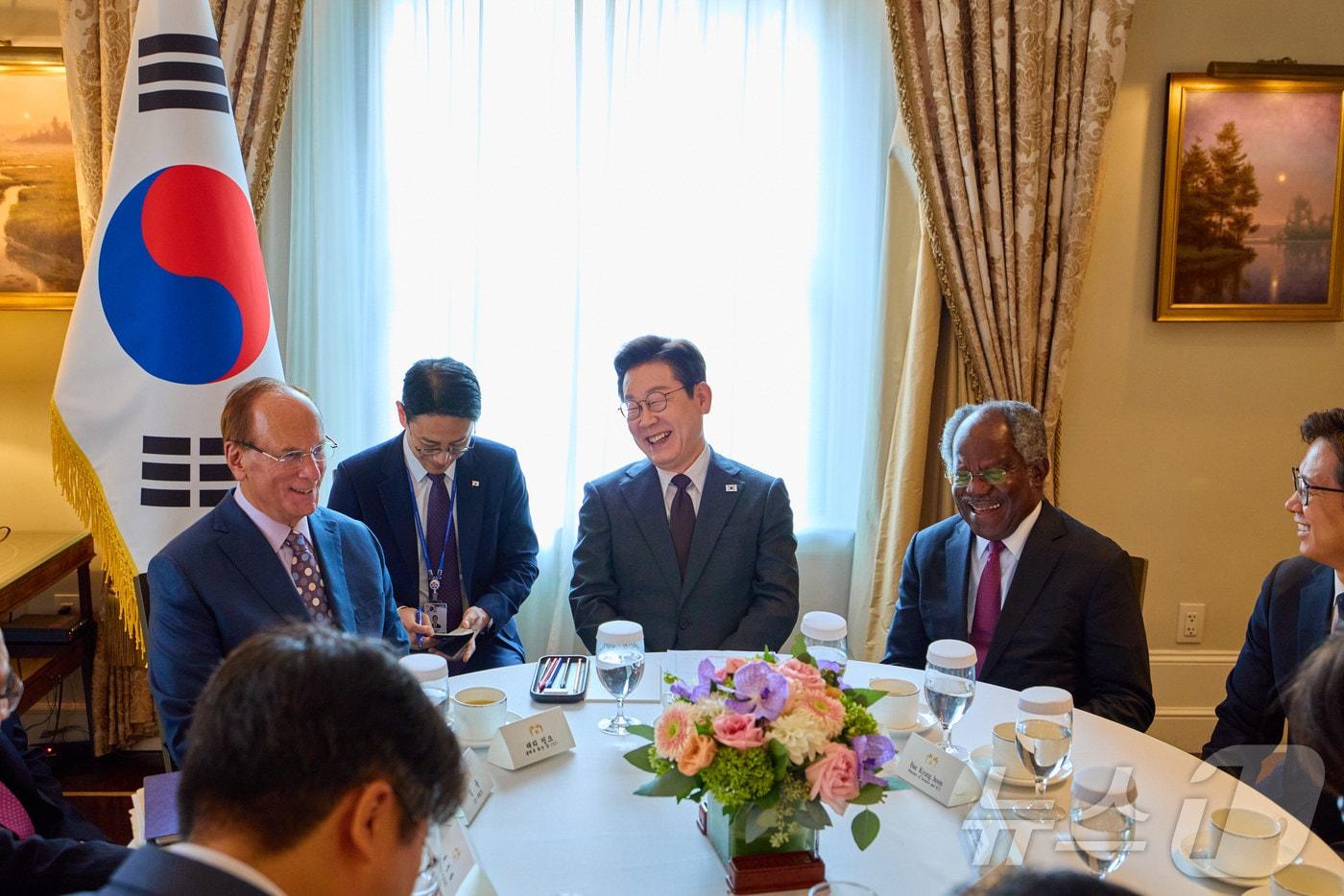 이재명 대통령이 22일&#40;현지시간&#41; 미국 뉴욕의 한 호텔에서 세계경제포럼 의장인 래리 핑크 블랙록 회장을 접견하고 있다. &#40;대통령실 제공. 재판매 및 DB 금지&#41; 2025.9.28/뉴스1 ⓒ News1 이재명 기자