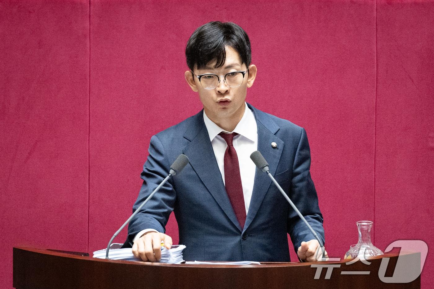 박충권 국민의힘 의원이 28일 서울 여의도 국회에서 열린 제429회 국회(정기회) 제9차 본회의에서 국회법 일부개정법률안(수정안)에 대한 무제한토론(필리버스터)을 하고 있다. 2025.9.28/뉴스1 ⓒ News1 유승관 기자