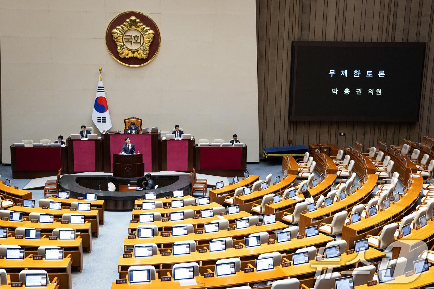 박충권 국민의힘 의원이 28일 서울 여의도 국회에서 열린 제429회 국회(정기회) 제9차 본회의에서 국회법 일부개정법률안(수정안)에 대한 무제한토론(필리버스터)을 하고 있다. 2025.9.28/뉴스1 ⓒ News1 유승관 기자