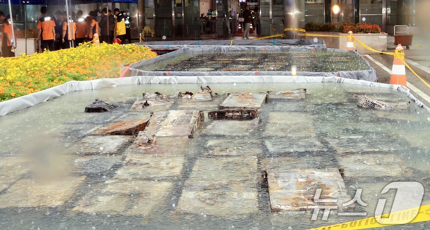 28일 오전 대전 유성구 국가정보자원관리원 화재 현장에 소실된 리튬이온배터리가 소화 수조에 담겨 있다. 2025.9.28/뉴스1 ⓒ News1 김진환 기자