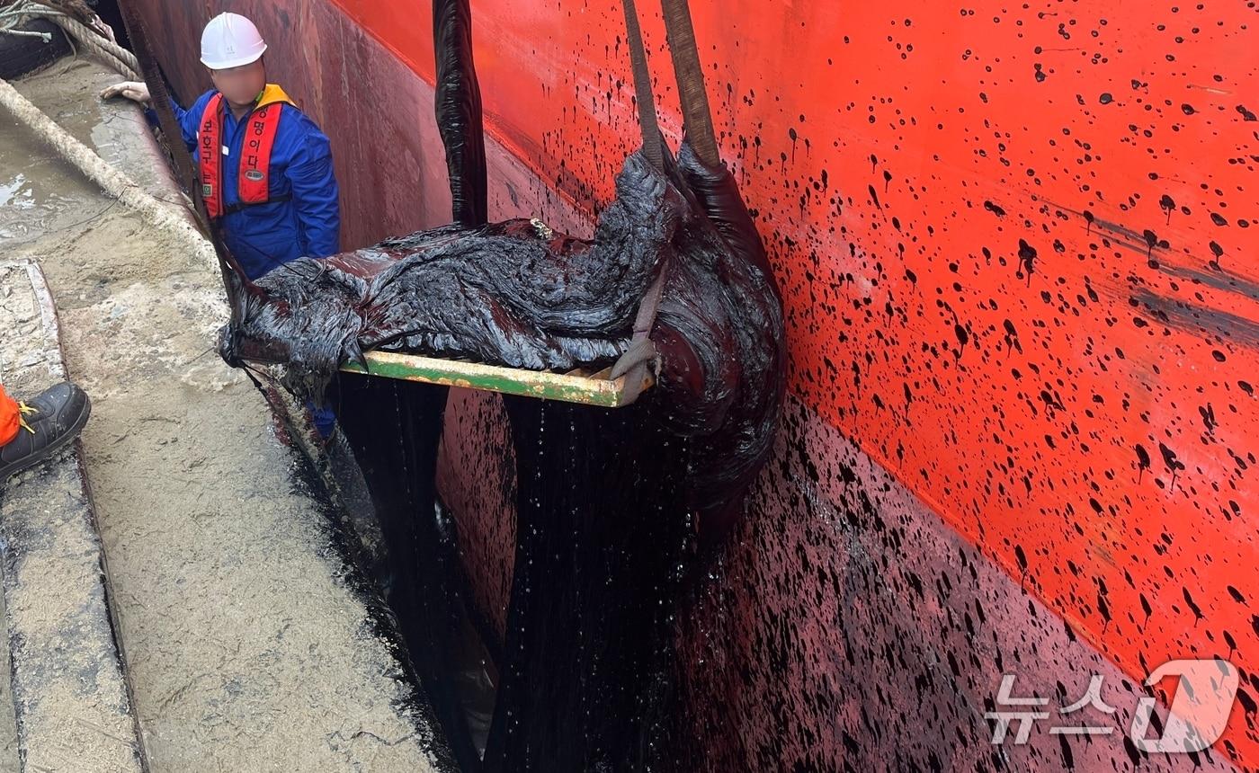지난 27일 오후 제주 서귀포시 화순항에서 발생한 액상 아스팔트 유출 사고.(서귀포해양경찰서 제공. 재판매 및 DB 금지)