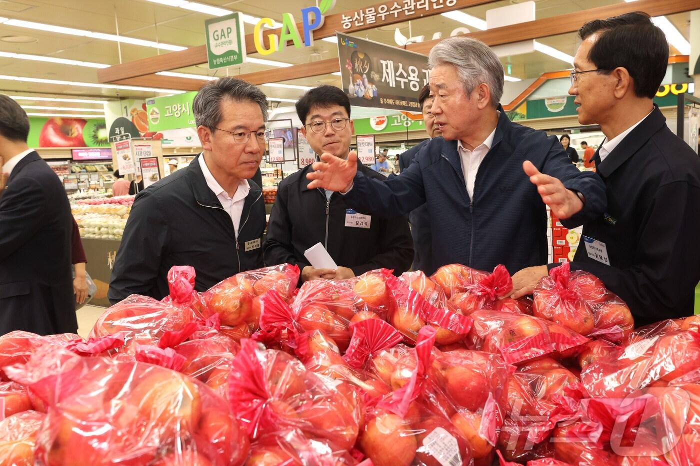 강호동 농협중앙회장과 박서홍 농업경제대표이사 임영선 농협하나로유통 대표이사가 26일 농협하나로마트 고양점에서 추석 대표 성수품목인 사과의 판매동향을 점검하고 있다. (농협중앙회 제공. 재판매 및 DB 금지) 2025.9.28/뉴스1