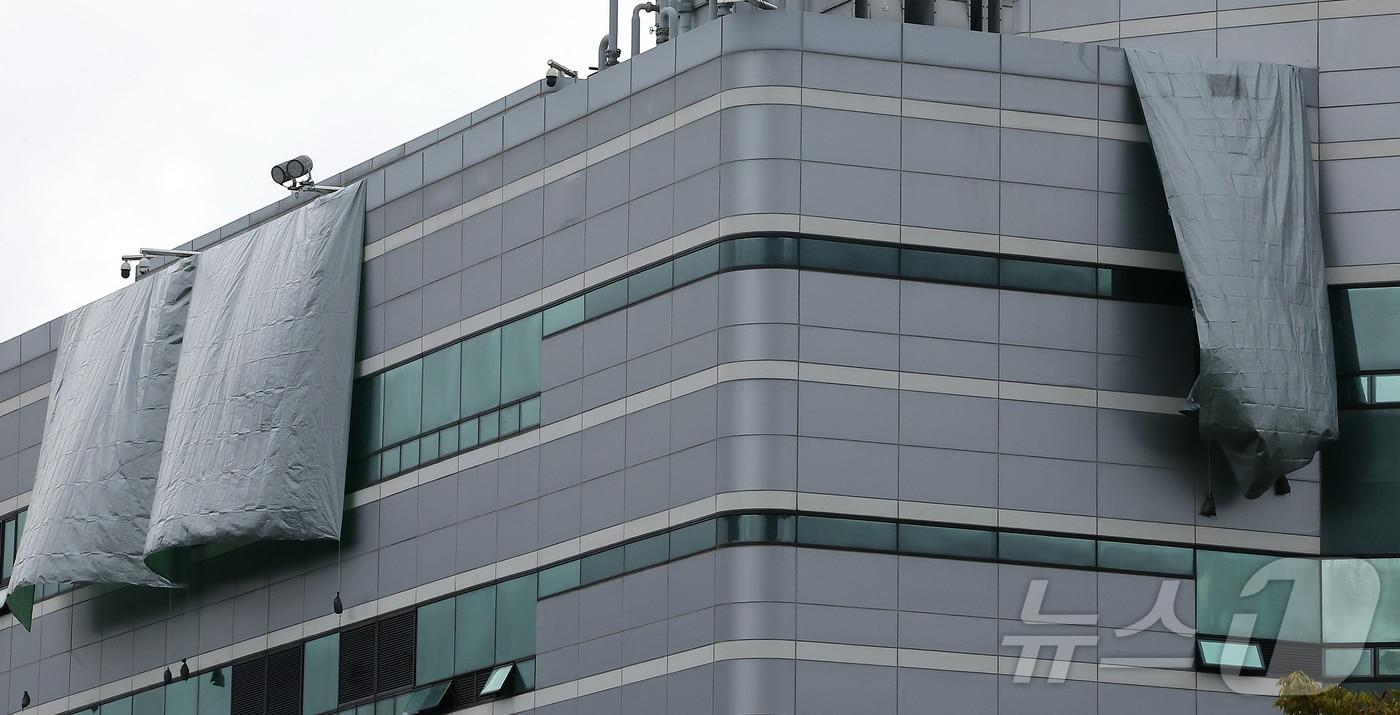 28일 오전 화재가 발생했던 대전 유성구 국가정보자원관리원 화재현장이 아침 내린 많은 양의 비로 인해 대형 방수포로 가려져 있다. 2025.9.28/뉴스1 ⓒ News1 김진환 기자