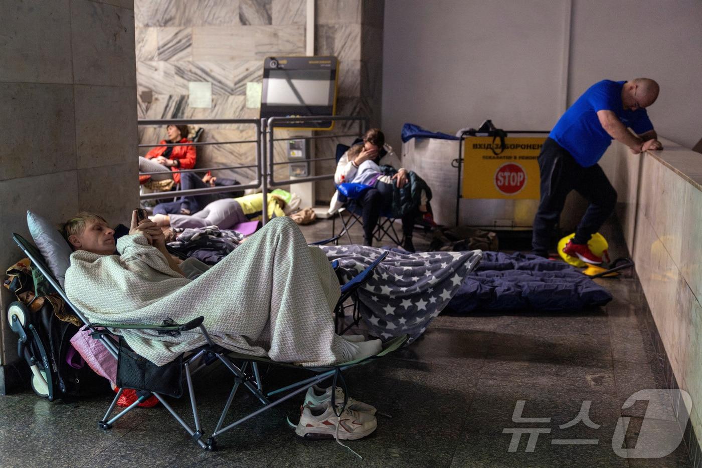 28일&#40;현지시간&#41; 우크라이나 키이우에서 시민들이 러시아의 드론 공격을 피해 지하철역에 대피한 모습. 2025.09.28 ⓒ 로이터=뉴스1 ⓒ News1 김지완 기자