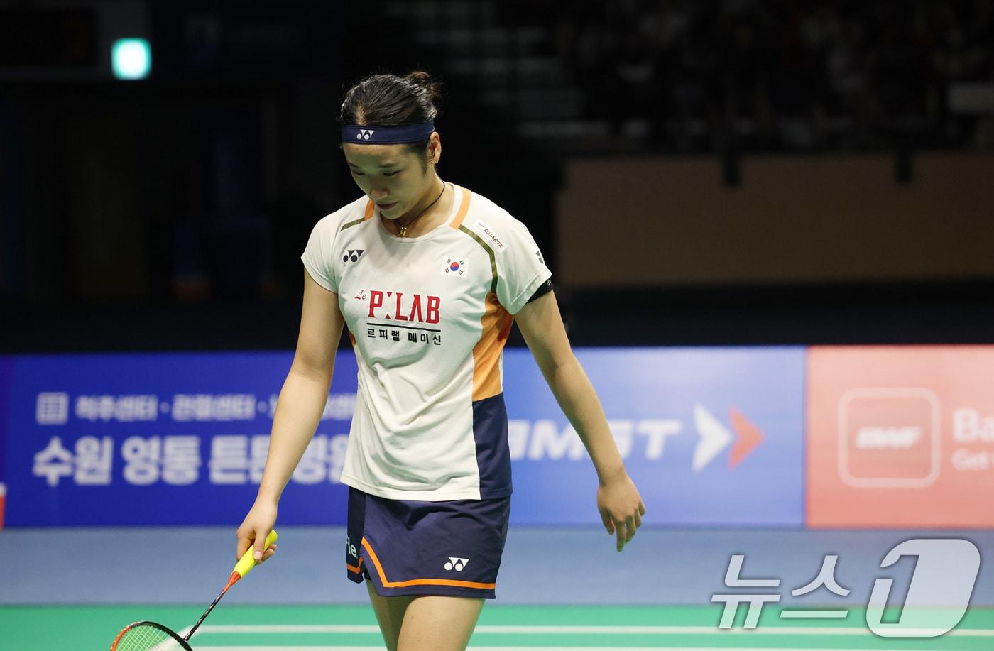 안세영이 28일 경기 수원시 장안구 수원종합운동장에서 열린 &#39;2025 세계배드민턴연맹&#40;BWF&#41; 월드 투어 코리아오픈&#40;슈퍼 500&#41;&#39; 여자단식 일본 야마구치 아카네를 상대로 패한 뒤 아쉬워하고 있다. 2025.9.28/뉴스1 ⓒ News1 김영운 기자