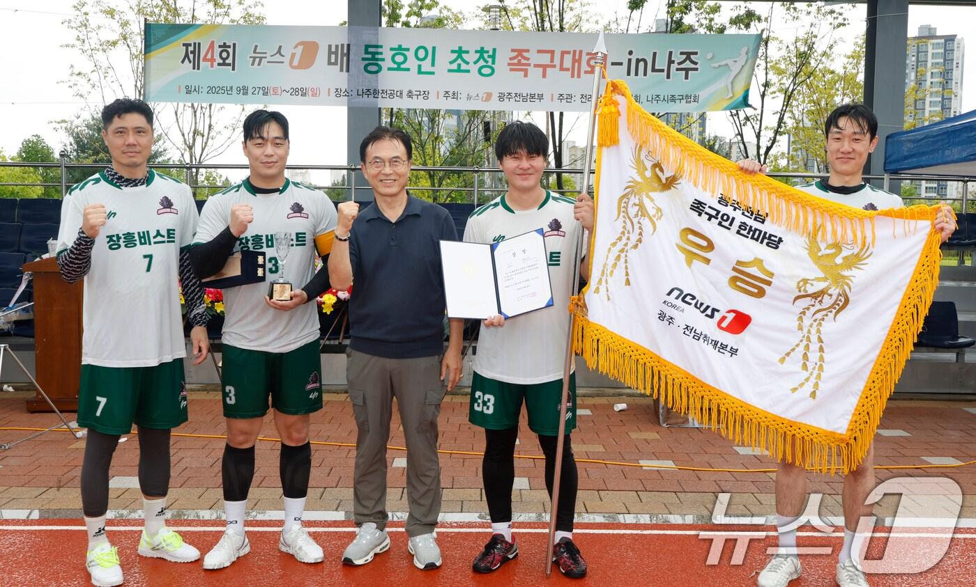 28일 전남 나주시 한국에너지공대 운동장에서 열린 제4회 뉴스1배 족구대회에서 장흥 비스트가 초청일반부 경기에서 우승을 차지했다. 2025.9.28/뉴스1 ⓒ News1 김태성 기자
