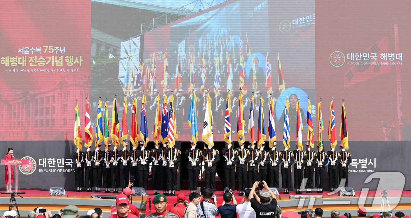 28일 오후 서울광장에서 열린 &#39;2025 서울 안보 페스타&제75주년 서울수복기념행사&#39;에서 6·25전쟁 참전국기를 든 기수단이 입장하고 있다. 2025.9.28/뉴스1 ⓒ News1 구윤성 기자