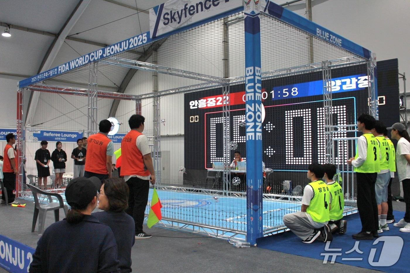 전주드론축구월드컵 마지막 날인 28일 전주월드컵경기장 광장 일대에서 &#39;국토교통부장관기 추중고 드론축구대회&#39;가 한창이다. 2025.9.28/뉴스1 신준수 기자