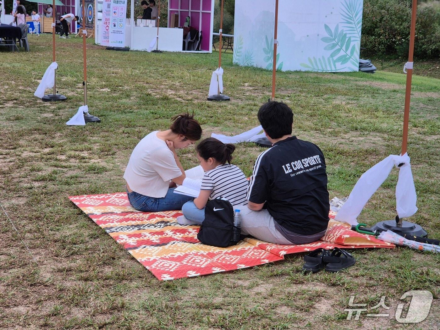 본문 이미지 - 시민들이 28일 태화강국가정원 소풍광장에서 책을 읽고 있다. 2025.9.28/뉴스1 ⓒ 뉴스1 박정현 기자