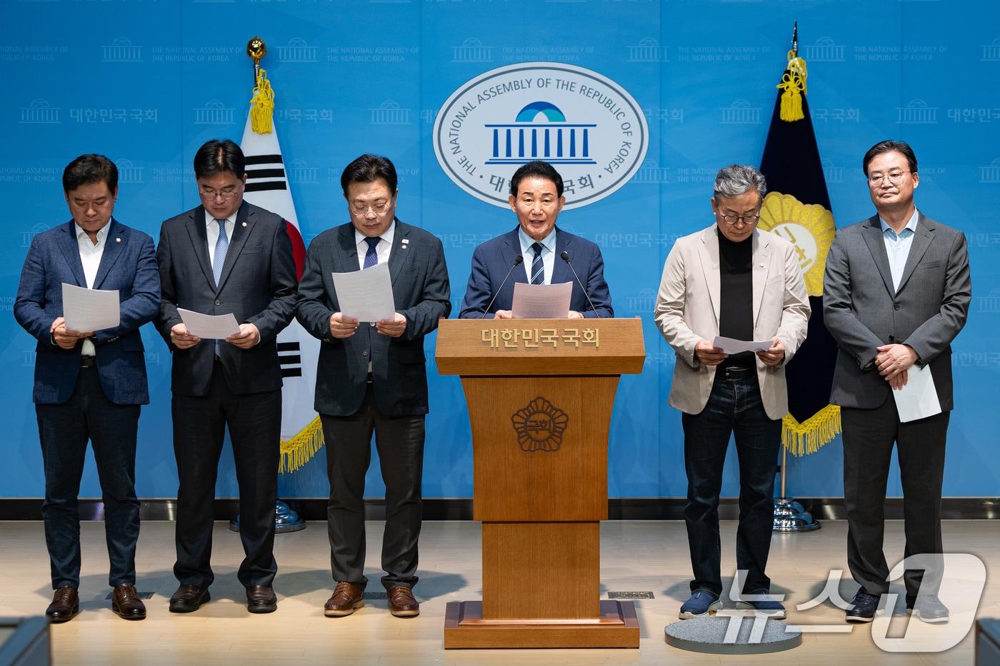 국회 국토교통위원회 더불어민주당 위원들이 28일 서울 여의도 국회 소통관에서 김정재 국민의힘 의원 의원직 사퇴 촉구 기자회견을 하고 있다. 2025.9.28/뉴스1 ⓒ News1 유승관 기자