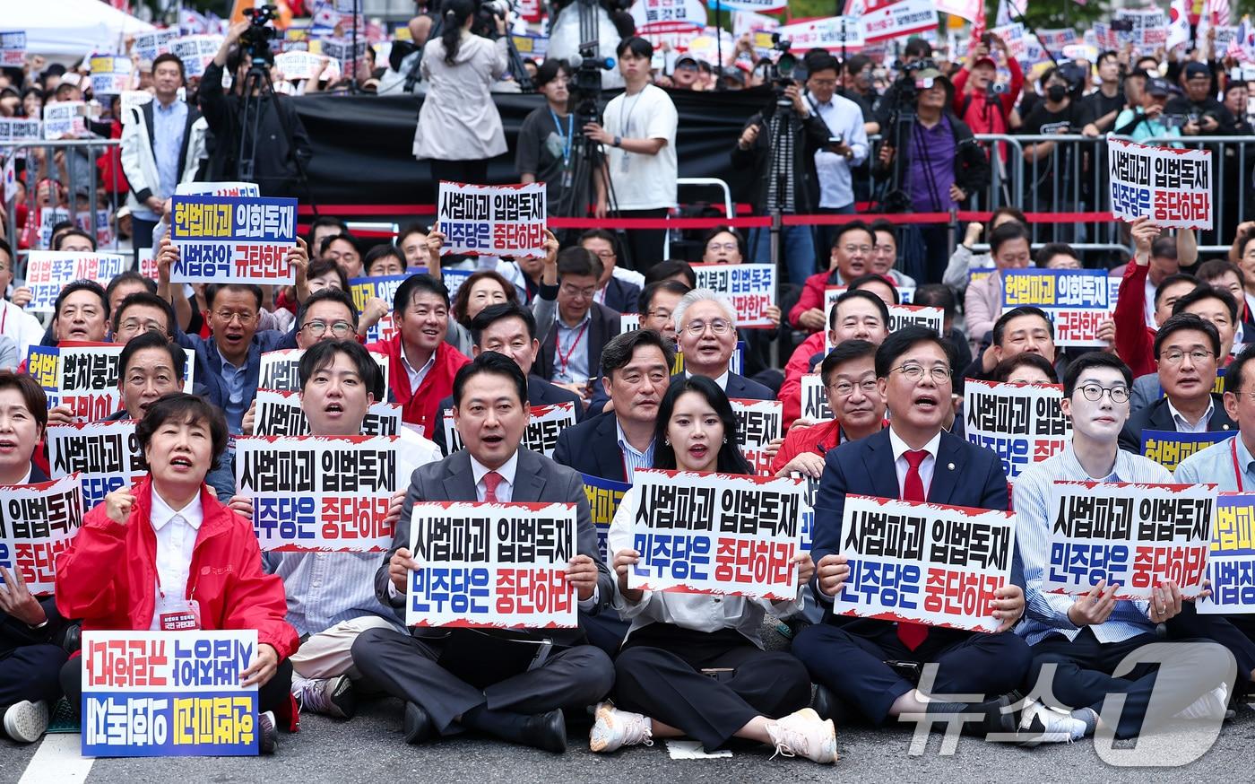 본문 이미지 - 장동혁 국민의힘 대표, 송언석 원내대표를 비롯한 참석자들이 28일 서울 중구 시청역 인근에서 열린 사법파괴·입법독재 국민 규탄대회에서 손피켓을 들고 구호를 외치고 있다. 2025.9.28/뉴스1 ⓒ News1 김성진 기자
