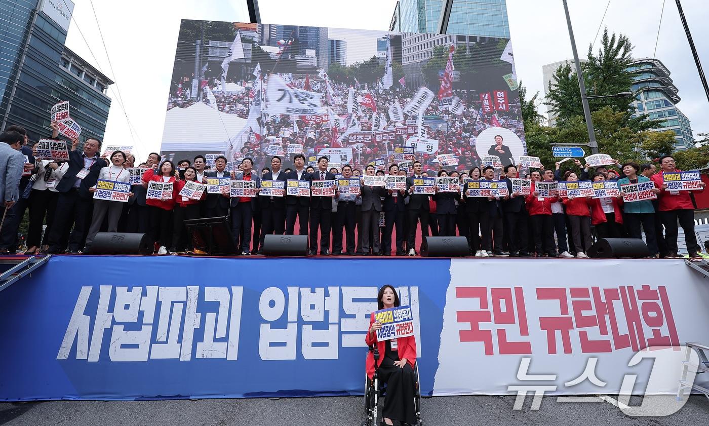 본문 이미지 - 국민의힘이 2025년 9월 28일 서울 중구 시청역 인근에서 연 대규모 장외집회 당시 모습. 국민의힘은 3일 오후 3시 비슷한 위치에서 약 1년 만에 대규모 장외집회를 개최한다. 2025.9.28 ⓒ 뉴스1 김성진 기자