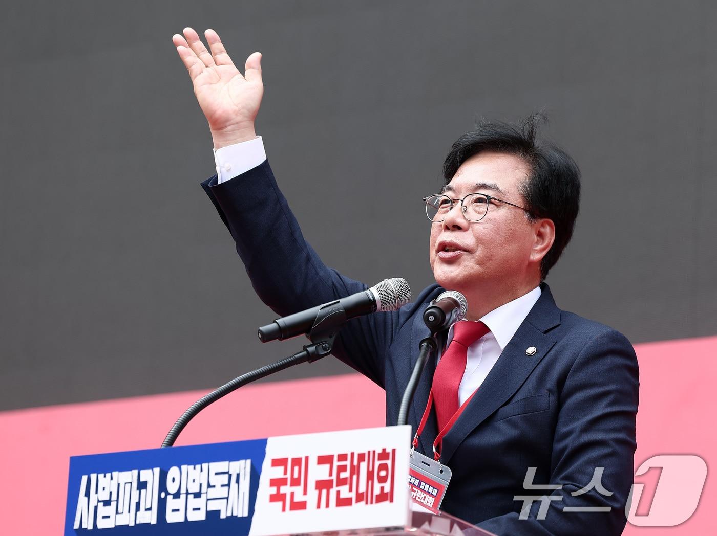 본문 이미지 - 송언석 국민의힘 원내대표가 28일 서울 중구 시청역 인근에서 열린 사법파괴·입법독재 국민 규탄대회에서 규탄사를 하고 있다. 2025.9.28/뉴스1 ⓒ News1 김성진 기자