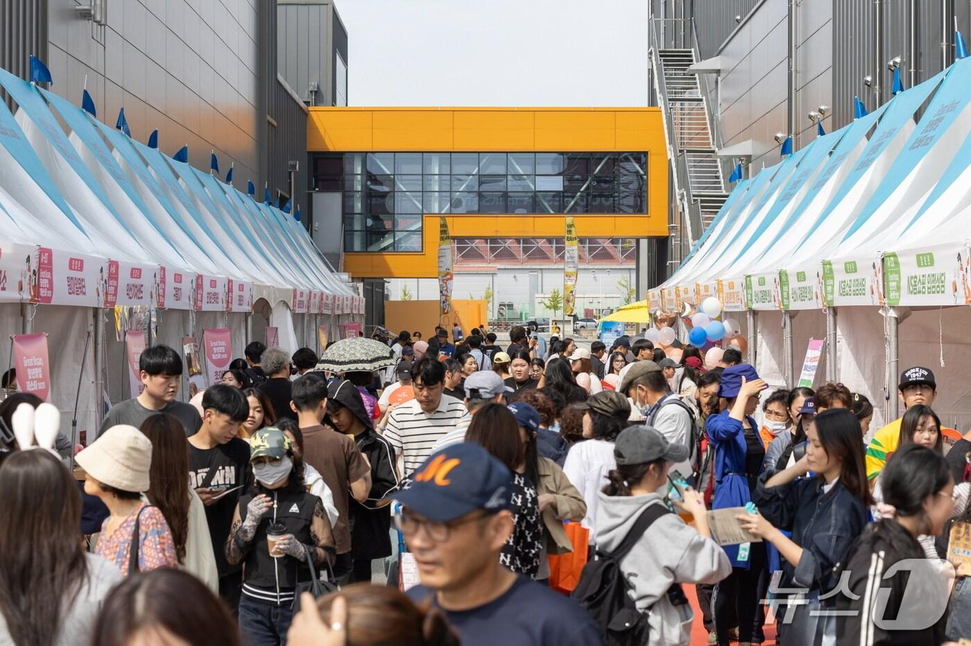 26~27일 익산시 함열읍 하림 퍼스트키친에서 개최된 &#39;NS 푸드페스타 2025 in 익산&#39;이 &#39;최고의 맛은 신선! 먹고 보고 즐기는 식품문화축제!&#39;라는 주제로 성황리에 막을 내렸다.&#40;익산시 제공. 재판매 및 DB 금지&#41;