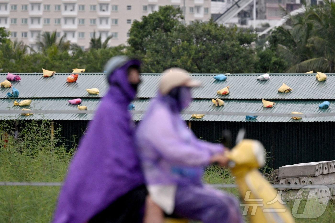 25일&#40;현지시간&#41; 베트남 북부 꽝닌성에서 오토바이가 이동하고 있다. 2025.09.25 ⓒ AFP=뉴스1