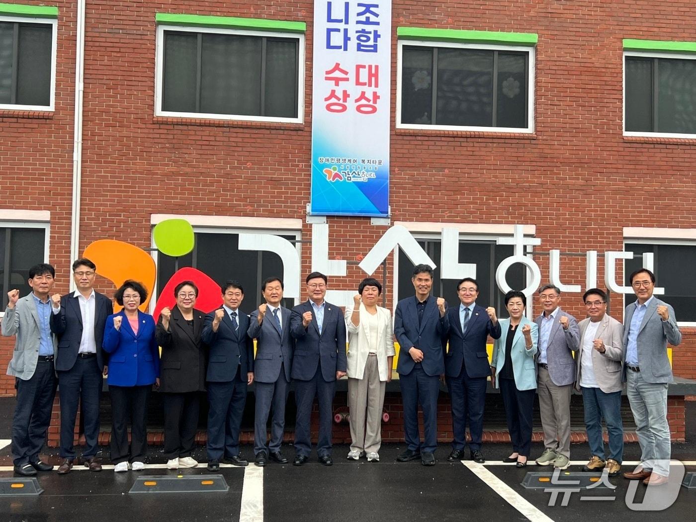 본문 이미지 - 28일 더불어민주당 전북도당이 군산시에 소재한 사회적협동조합 &#39;감사합니다&#39;를 방문했다.&#40;도당제공. 재판매 및 DB금지&#41;2025.9.28/뉴스1