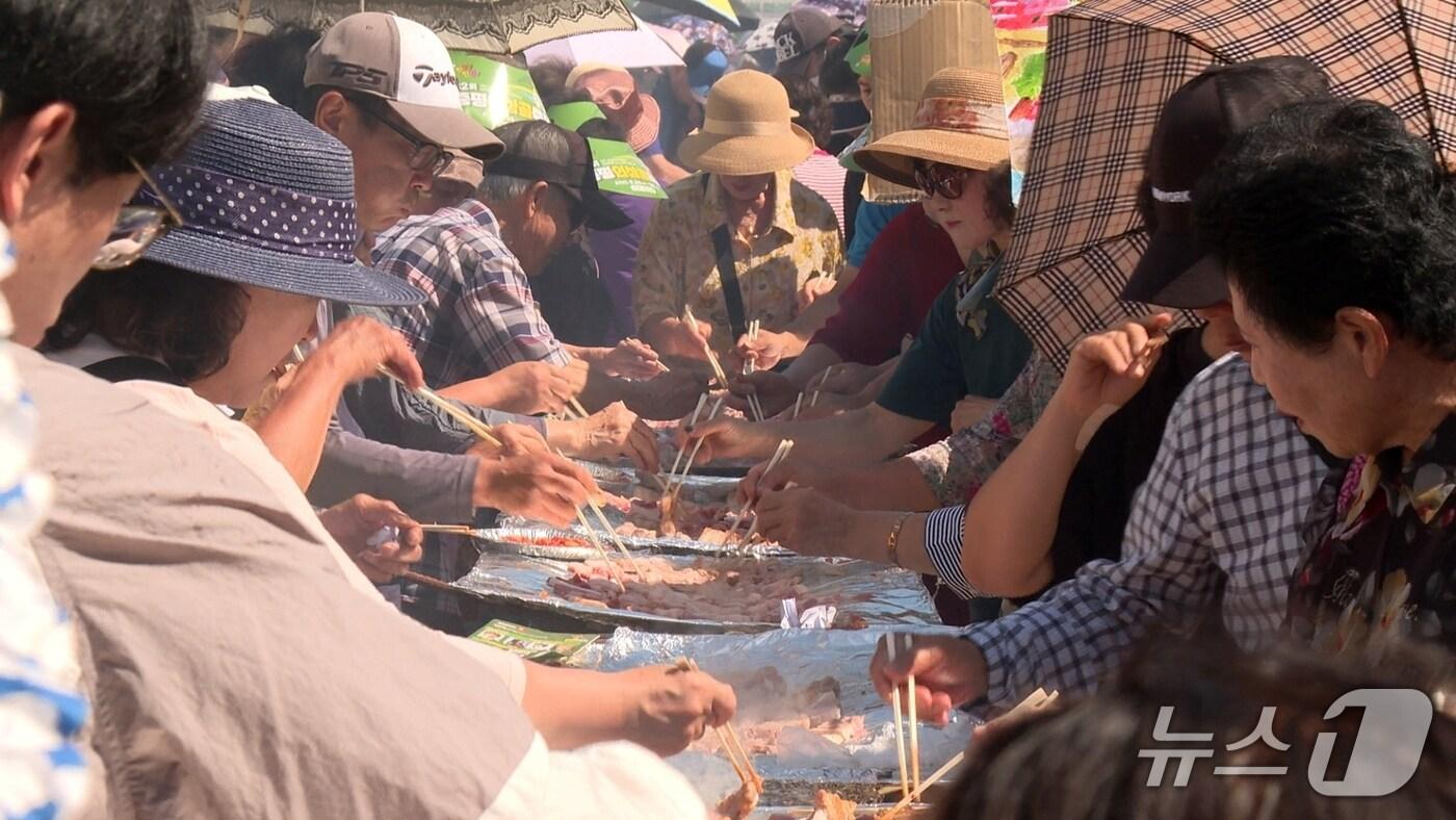 충북 증평군에서 열린 증평인삼골축제에서 홍삼포크 삼겹살대잔치가 펼쳐지고 있다.&#40;증평군 제공, 재판매 맻 DB금지&#41;/뉴스1