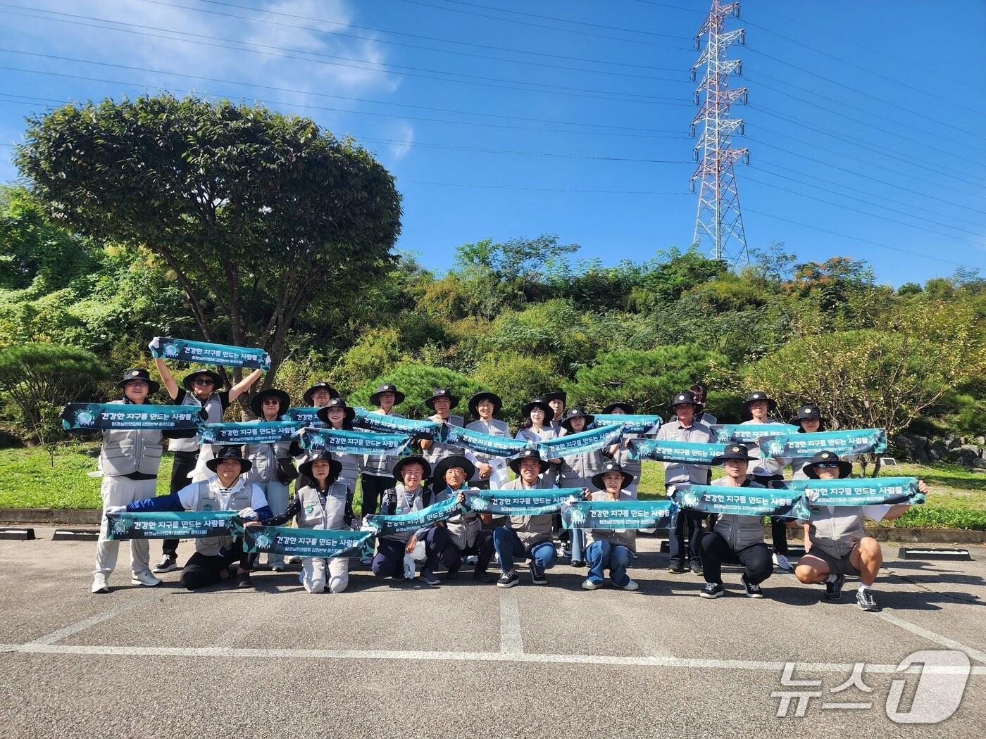 본문 이미지 - 환경실천연합회 강원본부 춘천지회가 지난 27일 춘천시 동면 KCC아파트 앞 만천천부터 후평동 버스 종점까지 이어지는 구간에서 &#39;제1회 환경정화 실천 캠페인&#39;에 나섰다. &#40;환경실천연합회 강원본부 춘천지회 제공. 재판매 및 DB금지&#41; 2025.9.28/뉴스1